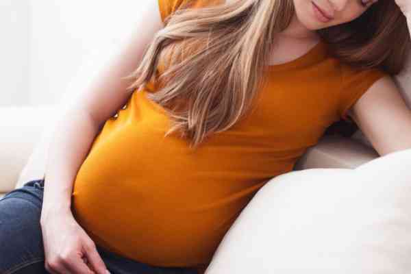 怀孕三个月上腹比下腹还大正常吗？