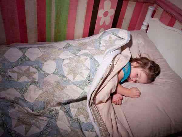 如何判断婴儿睡觉冷暖？