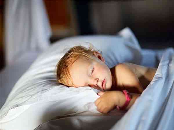 长期穿衣服睡觉对孩子有害吗？