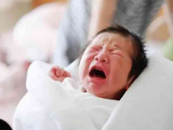 抱宝宝又抖又摇的危害有哪些？