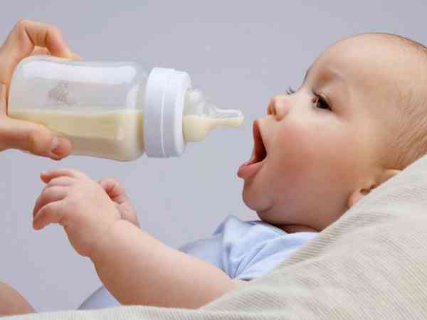 为什么15天婴儿吃150ml不给就哭？