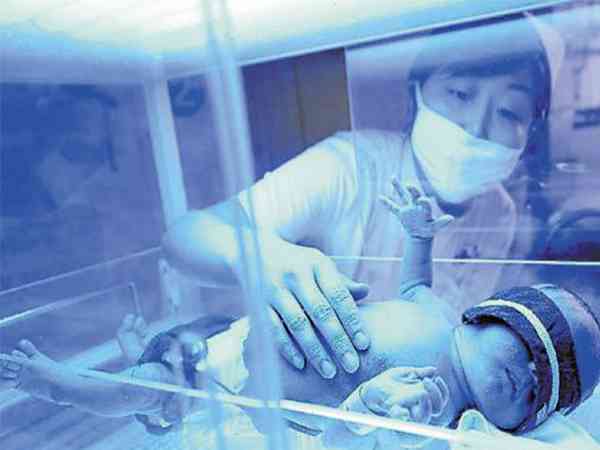 新生儿病理性黄疸不照蓝光可以自己降下来吗？