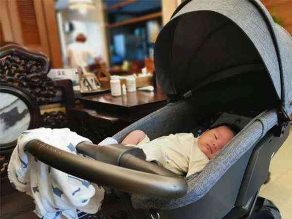 婴儿车怎么调节平躺？