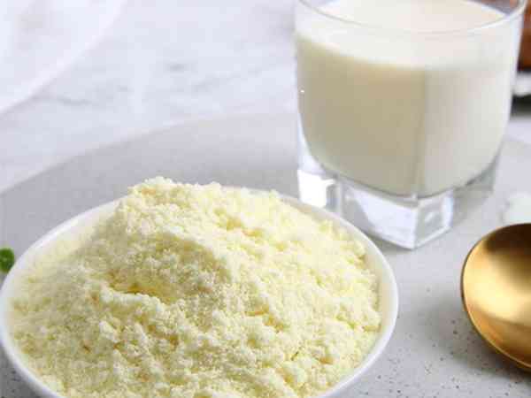 生牛乳和全脂奶粉哪个好消化？
