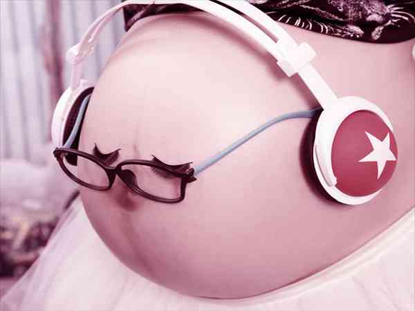 胎教音乐是放在肚子还是耳朵上听?