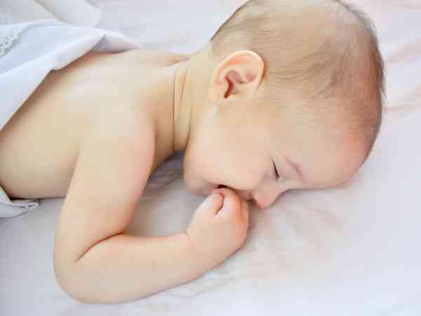 新生儿易惊醒是包裹睡好还是自然睡好？