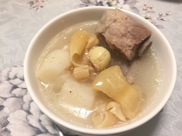 烹饪各种各样的美食,其中比较常见的就是用花胶炖鸡汤,花胶炖排骨等