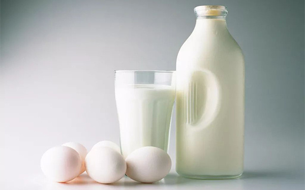 鸡蛋和牛奶富含优质蛋白