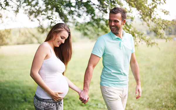 孕晚期适当散步能促进胎儿准时发动