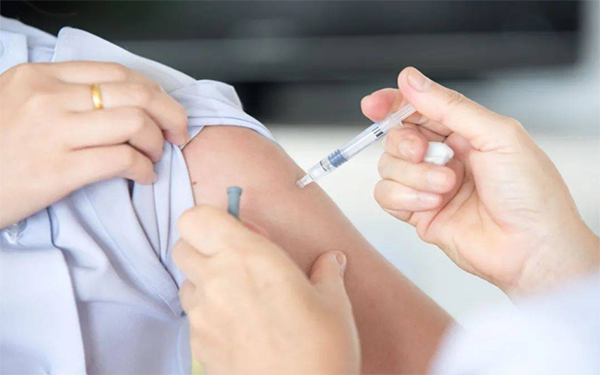 接种疫苗后的不良反应及程度存在个体差异