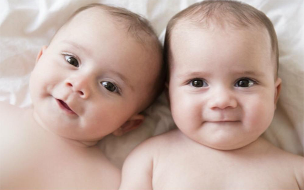 同卵双胞胎的概率在千分之四
