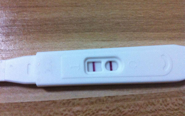 早孕试纸出现两条明显红杠表示怀孕