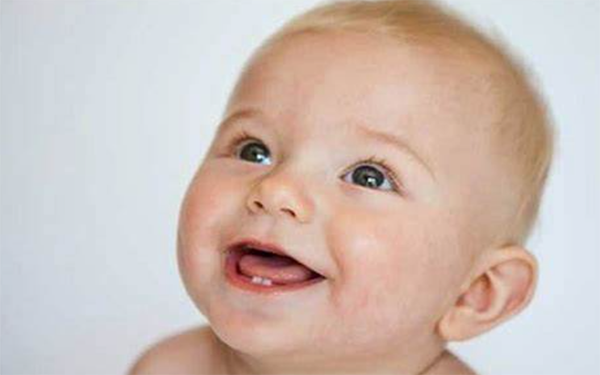 宝宝刚开始只长一颗牙齿是一种正常的现象