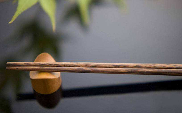 用筷子测男女的正确方法是两人拿着六根筷子然后提问
