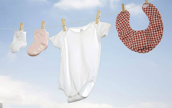 新生儿的衣服第一次洗可以用温水和婴儿专用洗衣液清洗