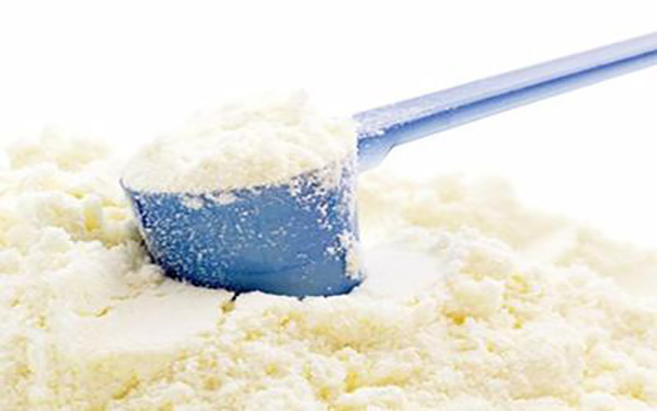 转奶正确的方法是循序渐进的增加新的奶粉而比例每天都是不同的