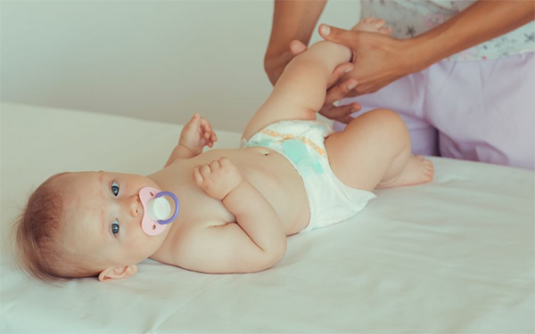 刚出生的男宝宝使用纸尿裤要内摺