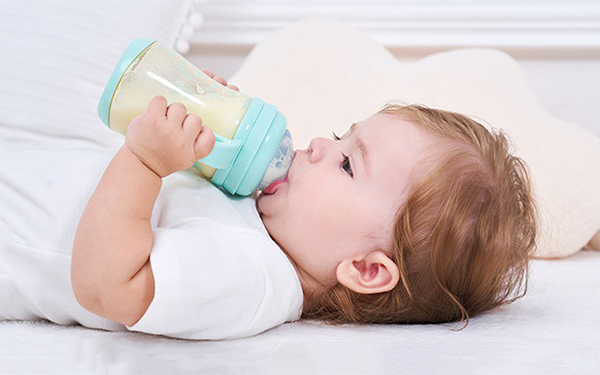宝宝只吃奶瓶不吃母乳要减少奶奶瓶喂养