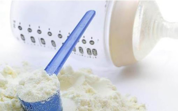 纯奶粉喂养的正确方法有按阶段分喂养量等