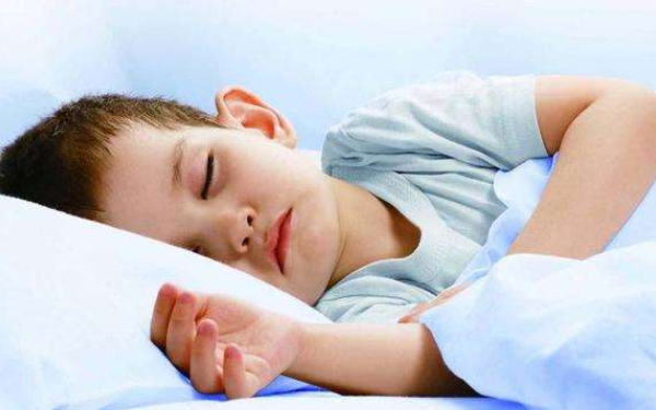 睡觉时枕头与脖子的正确位置是脖子要在枕头上吗？