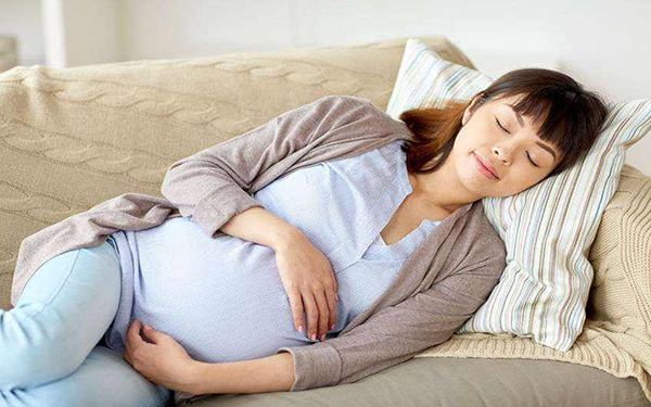 胎儿懒月的原因可能是体内的内分泌失调