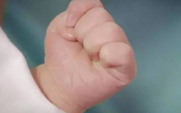 宝宝拇指内扣的表现