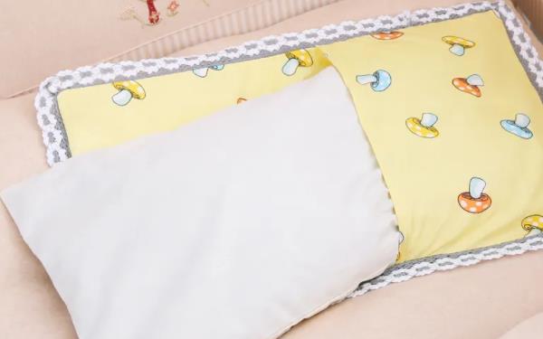 一个多月的宝宝睡米枕头不能纠正头型