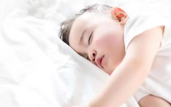 睡姿不当导致的扁头可以通过改变睡姿改正