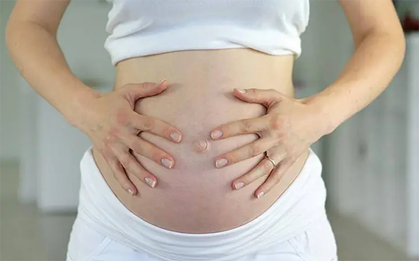 孕妇的手只要放在肚子上都算是抚摸