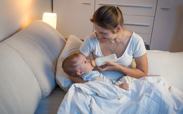 2个月宝宝抱着哄睡后落地就醒是什么原因造成的？