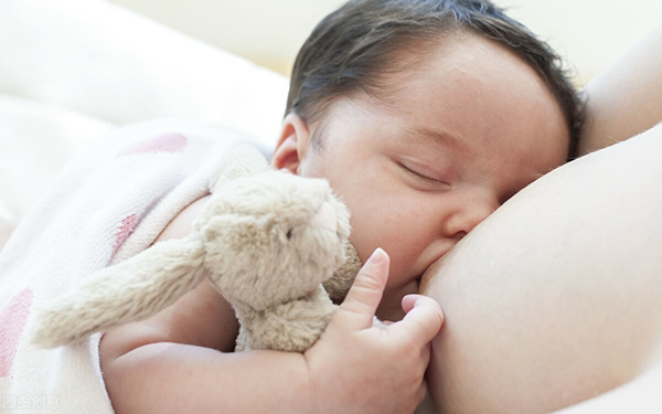 宝宝晚上要反复吃奶才能睡可能是奶瘾犯了