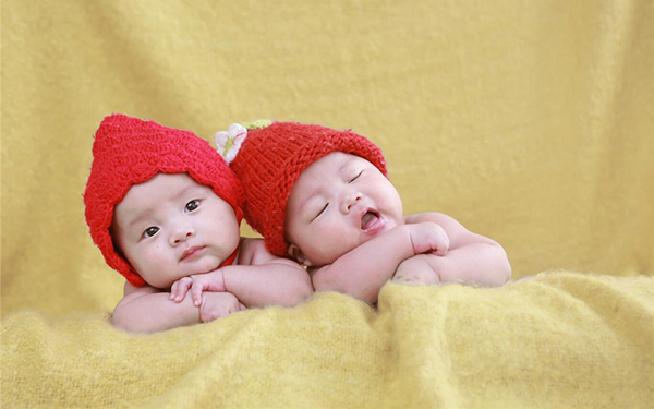 双胞胎不同父是女性一个月排出两个卵子且和不同男人同房导致的
