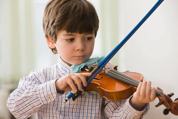 男孩子可以拉小提琴