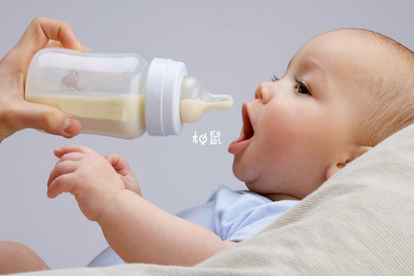 婴儿喂奶过量会出现腹部发胀的情况