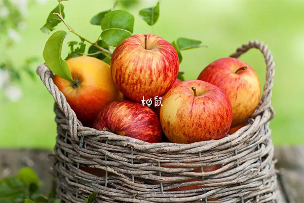 每天吃一个苹果可以改善腺肌症症状