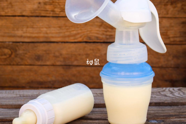 喂奶前可以先用吸奶器吸出部分奶