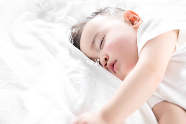 左右侧卧位是最适合婴儿的睡眠姿势