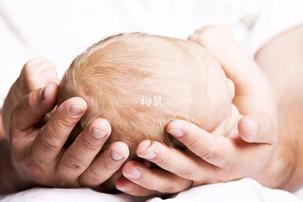 3周大的宝宝能伸出手臂