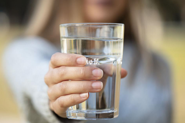 孕妇可以通过喝水来缓解胃酸烧心