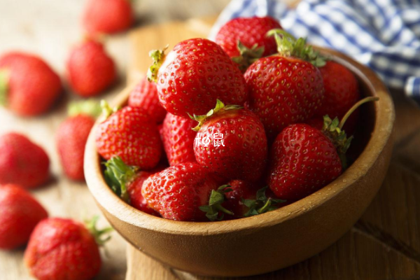 尿酸高的人可以吃草莓