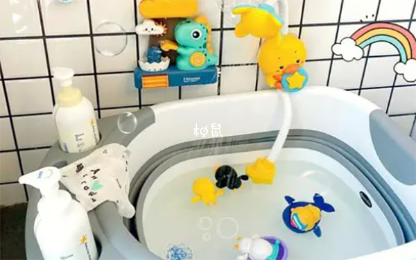 可在浴盆里放玩具吸引宝宝