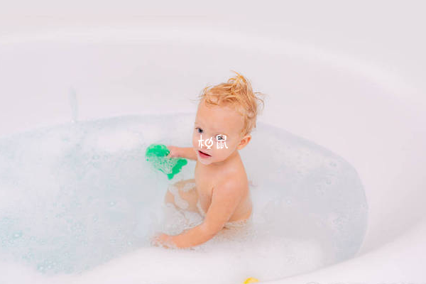 宝宝洗澡耳朵进水要擦干净