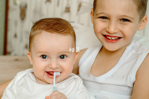 宝宝清洁牙齿可以用清水