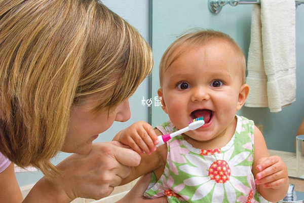 宝宝清洁牙齿不要使用牙膏