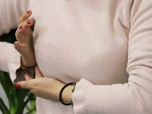 用手怎么摸胸口确认是乳腺增生呢？