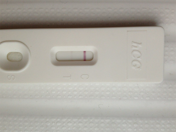 囊胚移植第七天验孕棒浅红色是不是怀孕了？