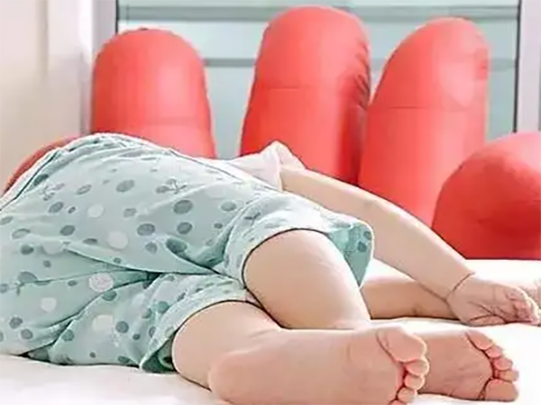 有新生儿正确垫高睡图片吗？