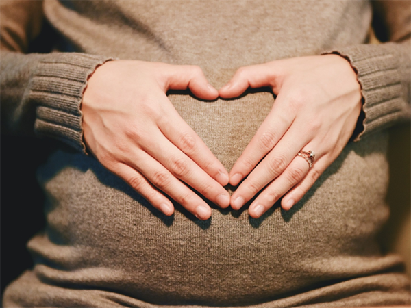 孕19周能用手摸到胎动吗？