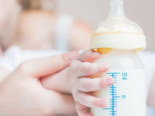 宝宝要吃奶才能睡是什么原因？