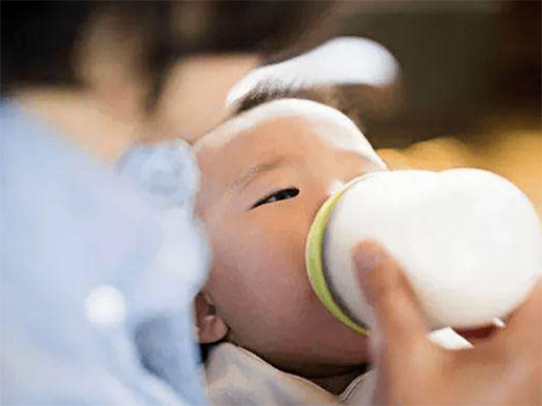 宝宝要多吃奶才能入睡正常吗？